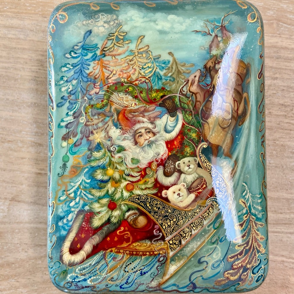 Beautiful paper Mâché lacquer Village of Fedoskino Handcrafted Santa Box Signed